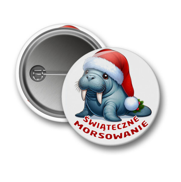 Przypinka z motywem świątecznym – mors w czapce Mikołaja z napisem "Świąteczne Morsowanie".