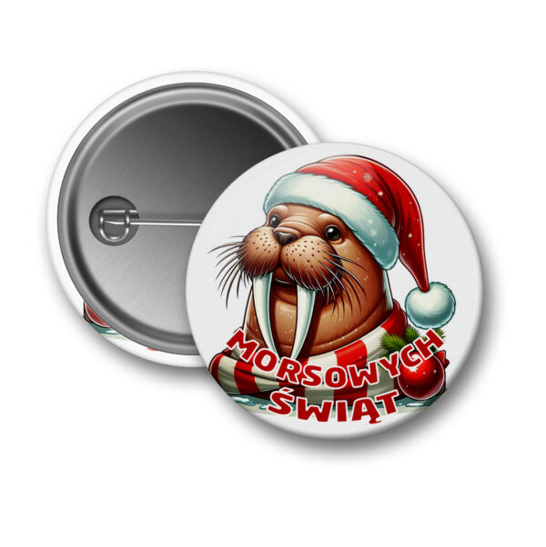 Świąteczna przypinka dla morsów z wizerunkiem morsa w czapce Mikołaja.