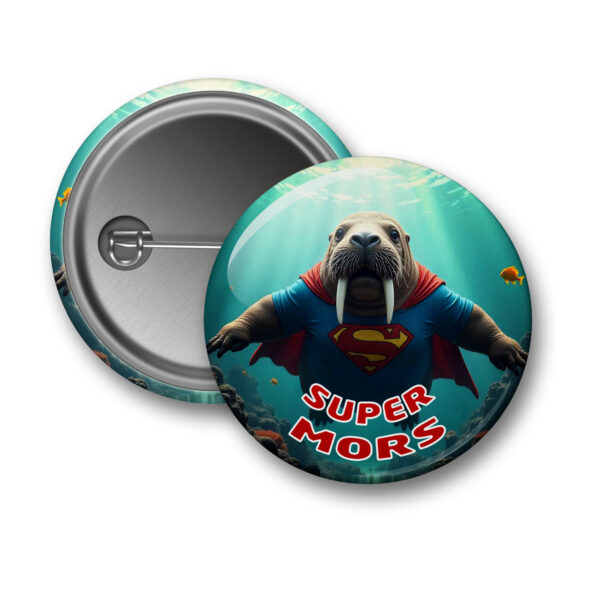 Przypinka dla morsów z wizerunkiem morsa w stroju Supermana.