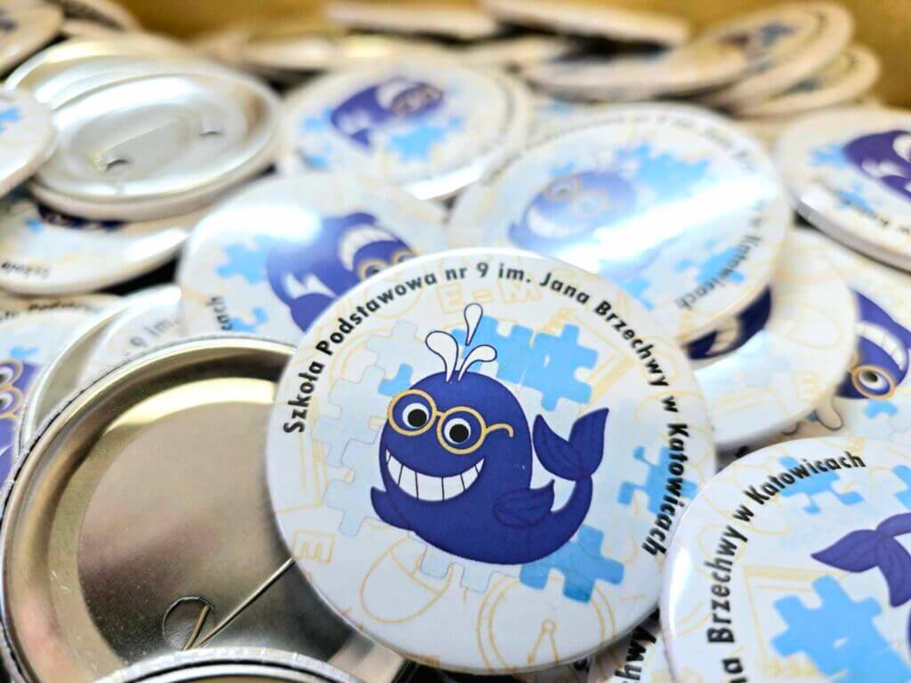 Przypinki 56mm na zamówienie szkoły